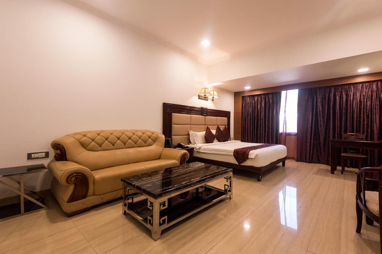 Golden Chariot Vasai Hotel Bagian luar foto