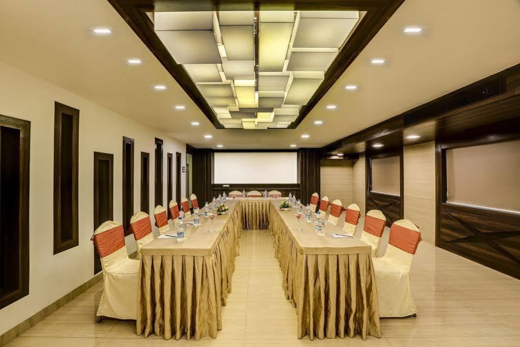 Golden Chariot Vasai Hotel Bagian luar foto