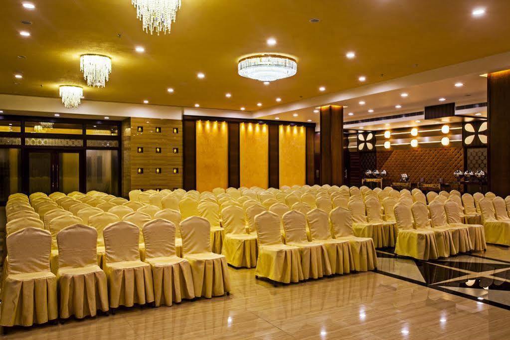 Golden Chariot Vasai Hotel Bagian luar foto